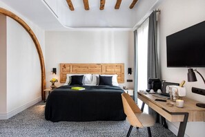In-room safe, desk, laptop workspace, blackout drapes - Cal Roure Boutique Hotel (Igualada)