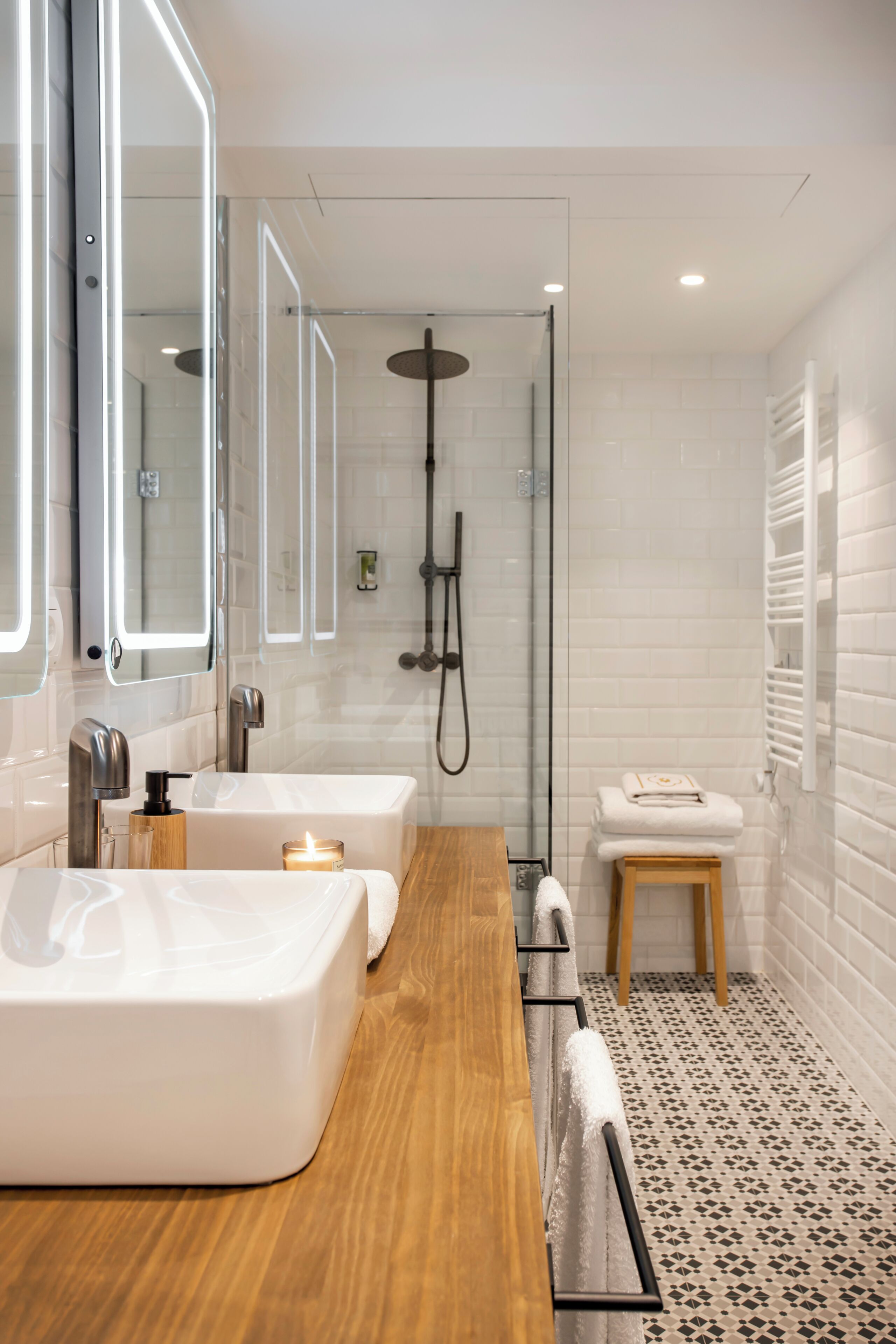Habitación Deluxe doble, balcón, vistas a la ciudad | Baño | Ducha, secador de pelo, toallas y jabón