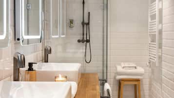Habitación Deluxe doble, balcón, vistas a la ciudad | Baño | Ducha, secador de pelo, toallas y jabón