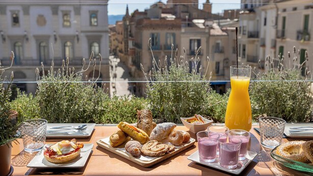 Se ofrece un desayuno a la carta todos los días (por un coste adicional)