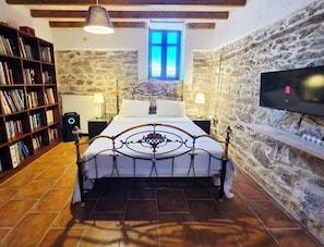 Tabla de planchar con plancha, wifi, ropa de cama