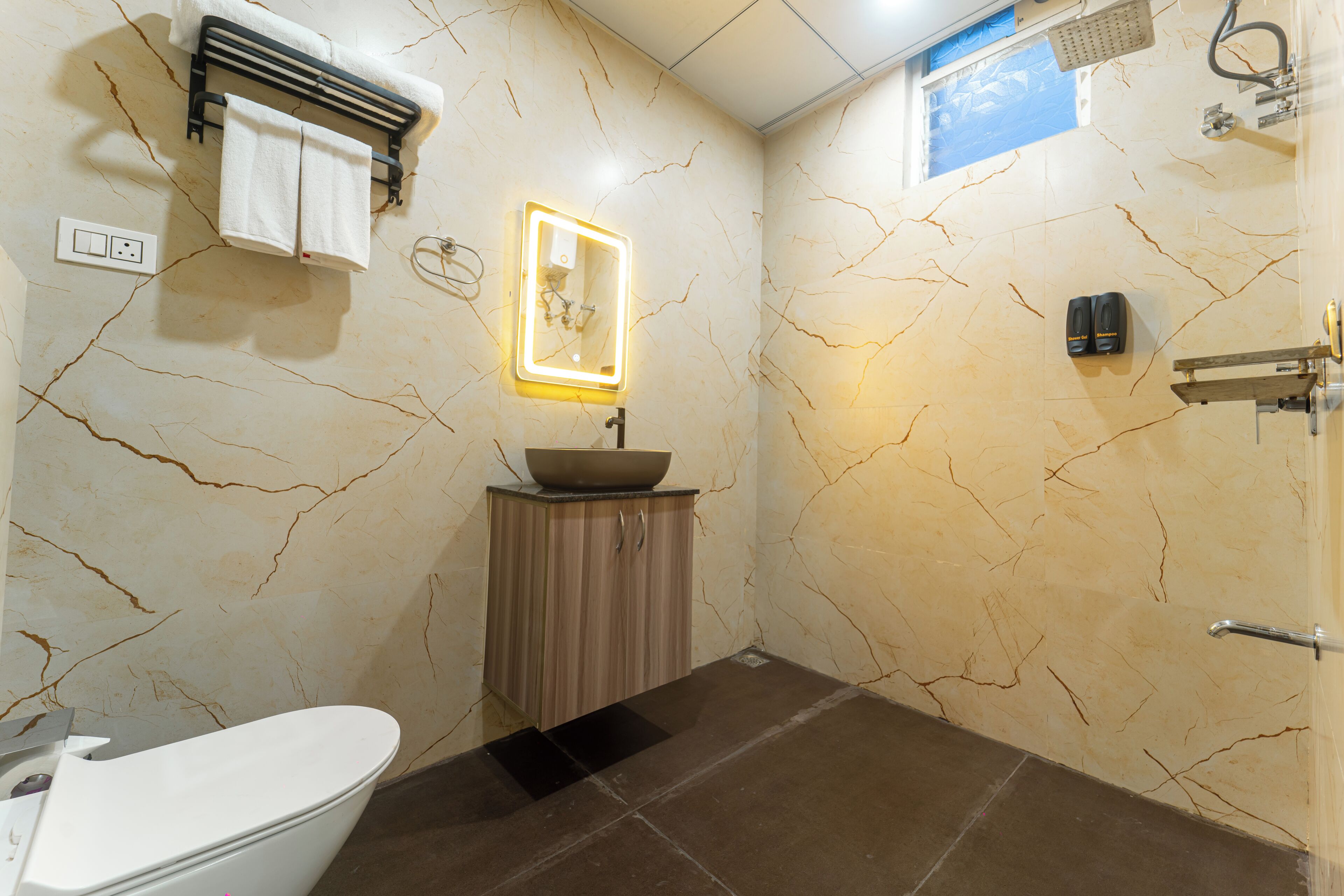 Un baño con inodoro, lavamanos y ducha.
