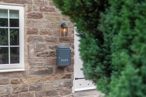 Exterior detail - NEW! Cosy Stone Cottage With Free Parking & Wifi (Knaresborough)