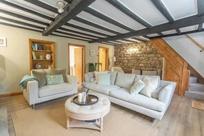 TV, fireplace, offices - NEW! Cosy Stone Cottage With Free Parking & Wifi (Knaresborough)