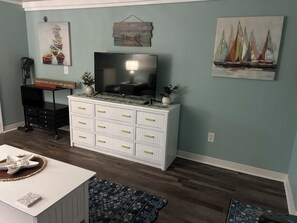 Living area - Peaceful apartment with AC in peaceful Homosassa with boat parking on premises. (Homosassa)