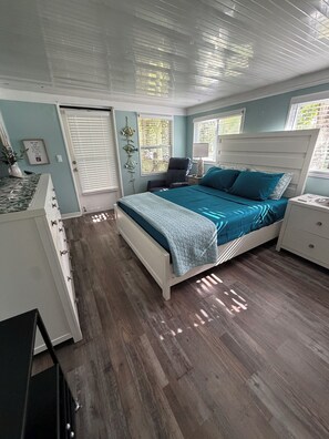 A bedroom with a bed, a chair, a desk, and a window. - Peaceful room with kitchenette in peaceful Homosassa w/boat parking on premises. (Homosassa)