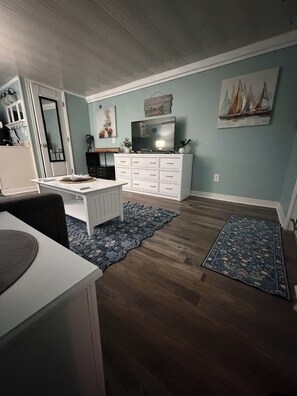 Living area - Peaceful apartment with AC in peaceful Homosassa with boat parking on premises. (Homosassa)