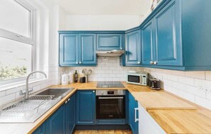 Coffee/tea maker, fridge, cookware/dishes/utensils - The Cranbrook - Stylish Bristol Stay - 8 Guests (Bishopston)