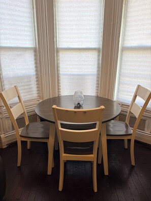Dining - Stylish Launch Pad • 10 Min to Newark • Easy NYC Access (Elizabeth)