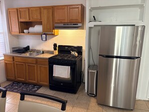 Private kitchen - Stylish Launch Pad • 10 Min to Newark • Easy NYC Access (Elizabeth)