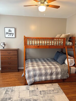 Iron/ironing board, WiFi, bed sheets - Stylish Launch Pad • 10 Min to Newark • Easy NYC Access (Elizabeth)