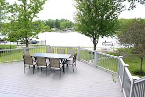 Outdoor dining - The Emerald Retreat (McHenry)