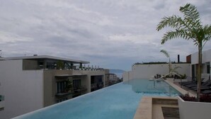 A rooftop swimming pool with a view of surrounding buildings. - Urban by Pardela (Puerto Vallarta)