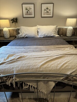 4 bedrooms, desk, iron/ironing board, travel cot - Netta's Nest- Your Home Away From Home (Ham Lake)