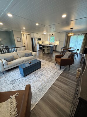 Smart TV, DVD player, books - Netta's Nest- Your Home Away From Home (Ham Lake)
