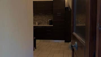 Coffee/tea maker, fridge, oven, stovetop