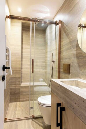 Apartment | Badezimmer | Haartrockner, Handtücher, Shampoo