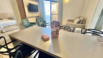 Deluxe-Apartment, Balkon, Strandblick | Speisen