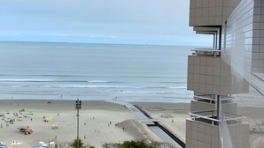 Un edificio alto con vista a la playa y al océano.