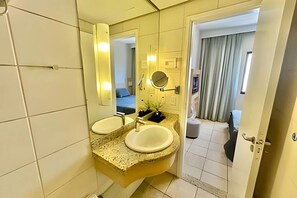 Appartement Deluxe, balcon, vue plage | Salle de bain