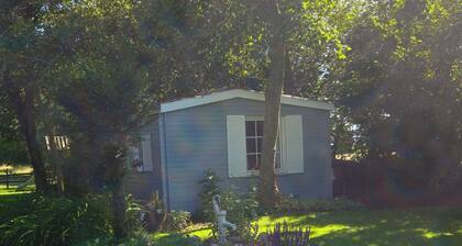 Country-Style Tiny Log Cabin