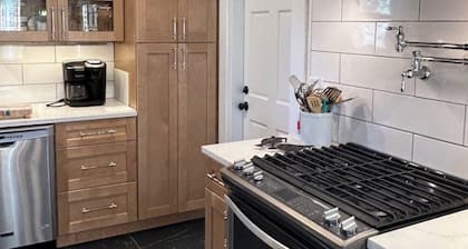 The Little Pearl, Boutique Designer Cottage in Cottage Grove’s Historic District