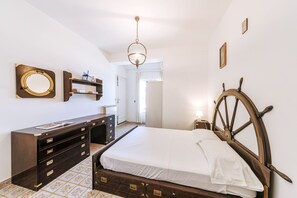 6 bedrooms, iron/ironing board, WiFi (free), bed sheets