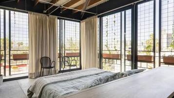 Departamento, balcón, vista a la ciudad | Escritorio, tabla de planchar con plancha y wifi gratis