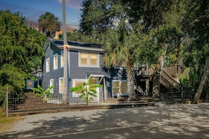 Exterior - Blackbeard's-Schooner • 12 Beds • 500ft to Beach • Beautiful Patio (Folly Beach)