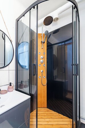 Dusche, Haartrockner, Handtücher, Toilettenpapier