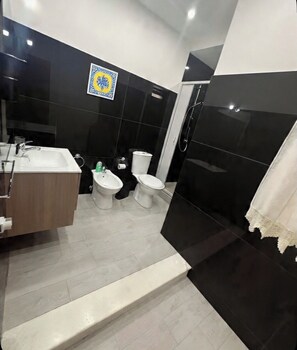 Douche, sèche-cheveux, bidet, serviettes fournies