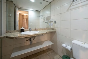 Departamento Deluxe, balcón, vista a la playa | Baño
