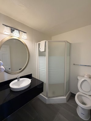 Jabón, shampoo, papel de baño 