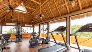 Ein Fitnessstudio mit Laufbändern, Crosstrainern und Gewichten.