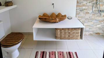 Chambre triple, vue sur le jardin | Salle de bain
