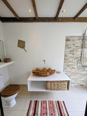Chambre Triple, vue jardin | Salle de bain