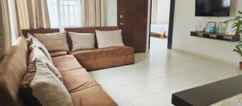 3-bedroom DePa, 3 minutes from the airport, for 8 people