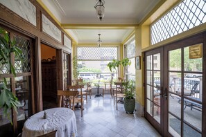 Outdoor dining - Gorgeous 9-bedroom historic estate with AC in vibrant Detroit (Detroit)