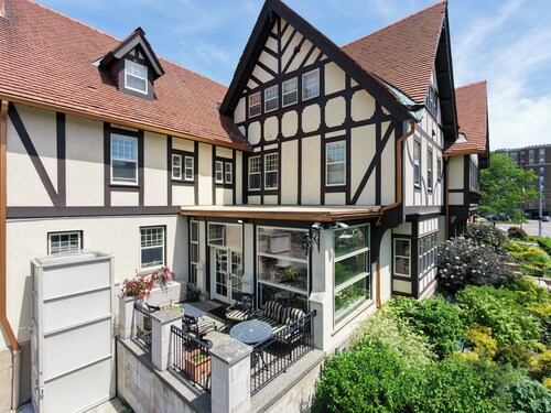 Gorgeous 9-bedroom historic estate with AC in vibrant Detroit