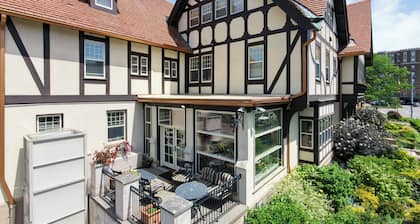 Gorgeous 9-bedroom historic estate with AC in vibrant Detroit