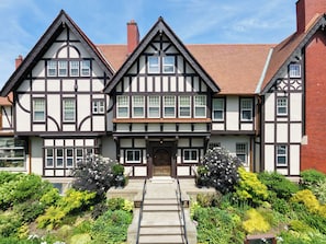 Exterior - Gorgeous 9-bedroom historic estate with AC in vibrant Detroit (Detroit)