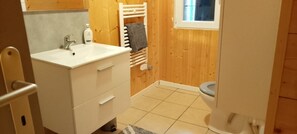 Haartrockner, Handtücher, Seife, Toilettenpapier