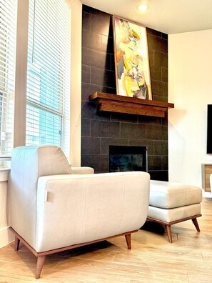 Smart TV y chimenea 