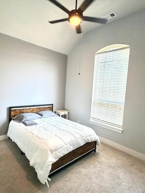 4 habitaciones, escritorio, tabla de planchar con plancha y wifi gratis 