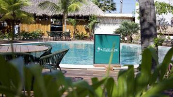 Una piscina al aire libre