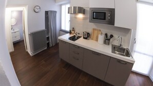 Frigorifero, microonde, forno, piano cottura