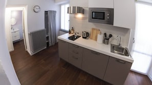 Frigorifero, microonde, forno, piano cottura