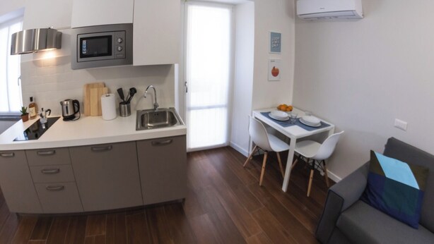 Frigorifero, microonde, forno, piano cottura