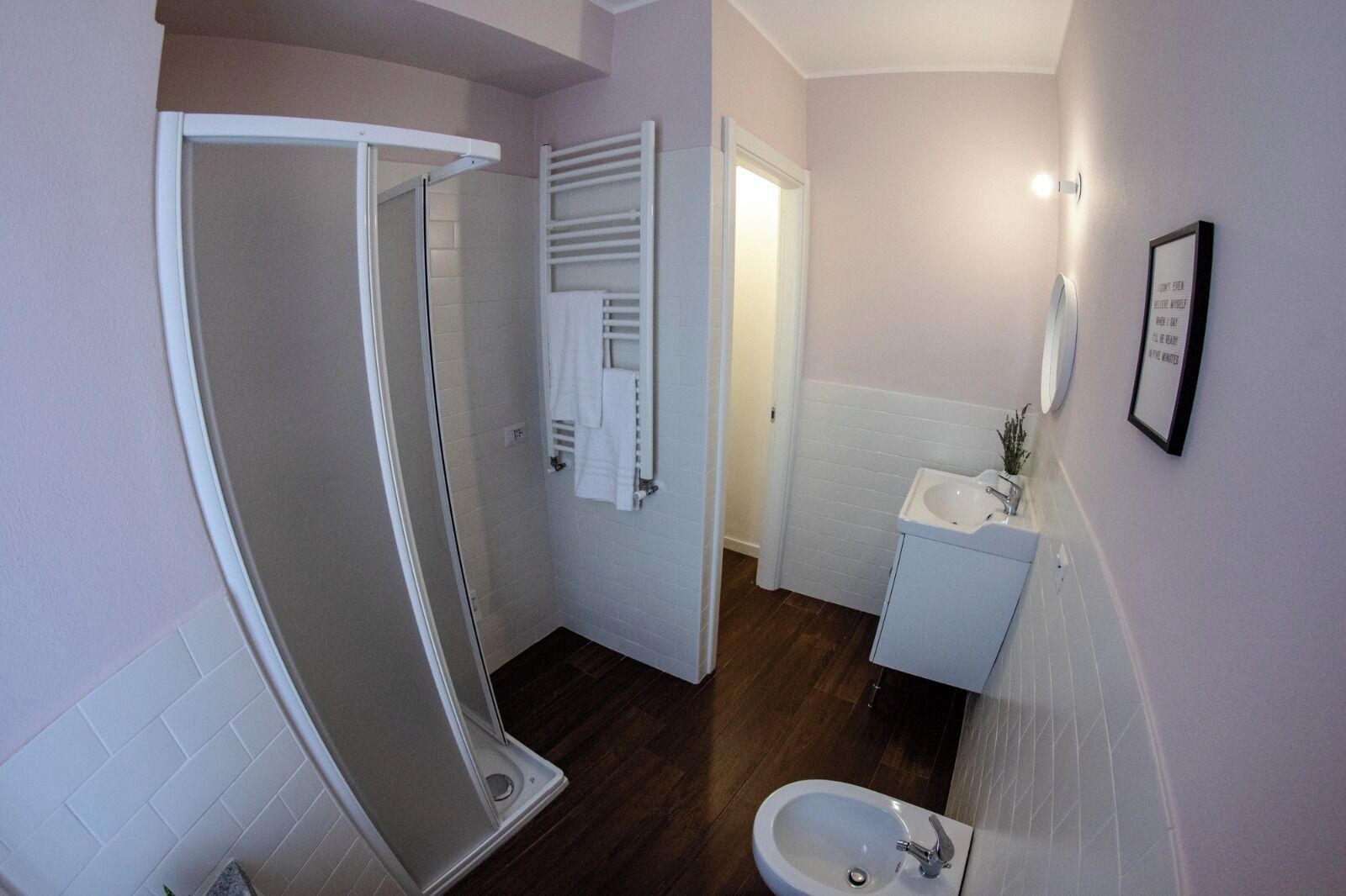 Douche, sèche-cheveux, bidet, serviettes fournies