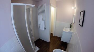 Douche, sèche-cheveux, bidet, serviettes fournies